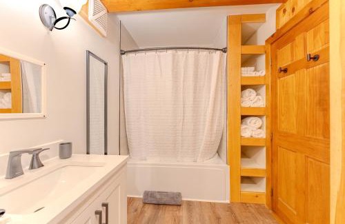 Saint David Apartment | Creekside Hideaway -Oak Bay, NB
