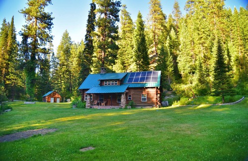 Idaho City Cabin | Creekside log cabin nestled between the pines of Idaho City