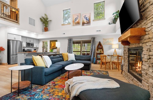 Hollister Cabin | Creekside Retreat Cabin 4BR/4BA with Pond view