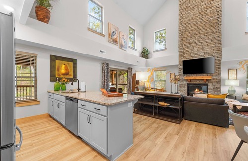 Hollister Cabin | Creekside Retreat Cabin 4BR/4BA with Pond view