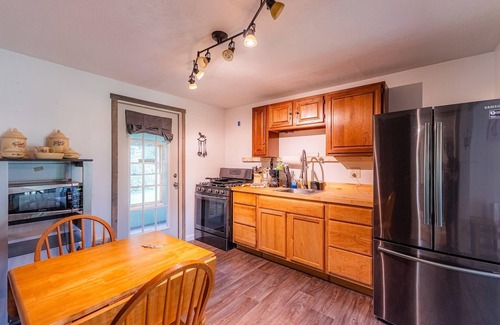 Summersville Apartment | Creekside Suite at Lake Sometimes