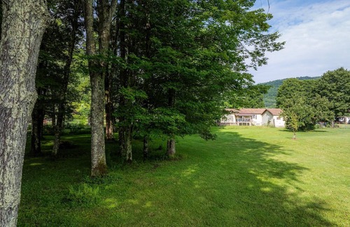 Summersville Apartment | Creekside Suite at Lake Sometimes
