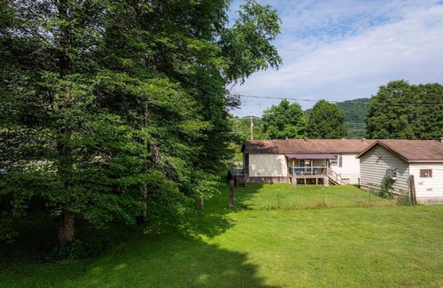 Summersville Apartment | Creekside Suite at Lake Sometimes