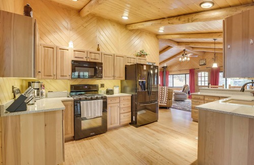 Ten Sleep Cabin | Creekside Ten Sleep Vacation Rental + Deck & Grill