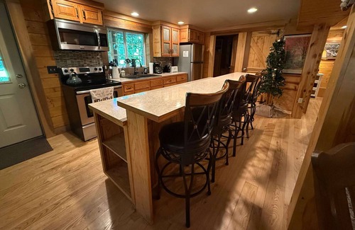 Logan Cabin | Creekside View Cabin:Dog-Friendly, Fire Pit-$Dsct