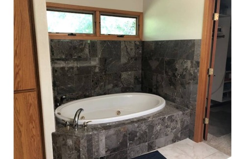 Chico Bed & Breakfast | Creekside View w/patio, nature, hot tub, steam shower. Stay and enjoy the quiet