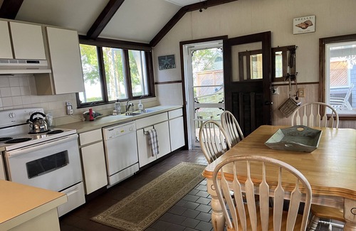 Waverly Beach Cottage | Crescent Beach Fort Erie, Ontario 3 Bedroom Beachfront Cottage