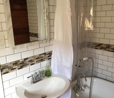 Lower Garden District Apartment | Crescent City Cottage