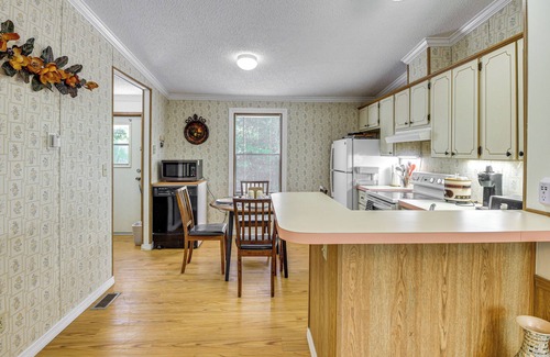 Crescent City Cottage | Crescent City Home w/Charcoal Grill: Near 3 Lakes