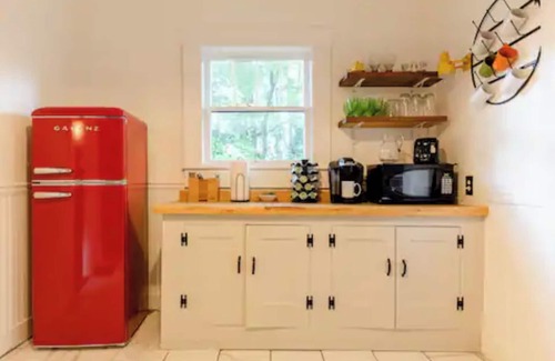 Crestwood South House | Crestwood Bungalow- Pet friendly w/heated POOL