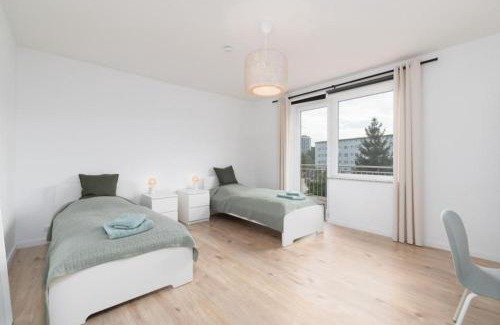 Stadtmitte Apartment | CREW BEDS - APARTMENT in Wolfsburg für 8 Personen- 110m2, 4 Zi, 8 Einzelbetten, 2 Bäder, Free Kaffee, WiFi & Parking - 24h CHECK IN