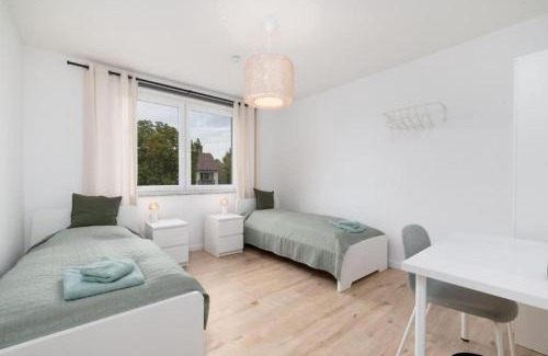 Stadtmitte Apartment | CREW BEDS - APARTMENT in Wolfsburg für 8 Personen- 110m2, 4 Zi, 8 Einzelbetten, 2 Bäder, Free Kaffee, WiFi & Parking - 24h CHECK IN