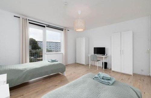 Stadtmitte Apartment | CREW BEDS - APARTMENT in Wolfsburg für 8 Personen- 110m2, 4 Zi, 8 Einzelbetten, 2 Bäder, Free Kaffee, WiFi & Parking - 24h CHECK IN