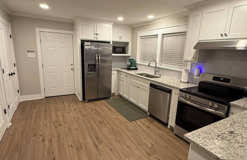 Baton Rouge House | Cricket & Clover Retreat Near SU, LSU & Airport, WiFi, AC, and Full Kitchen