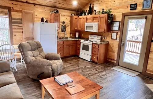 Bryant Cabin | Critter Corner Cabin – Cozy Bluffside Retreat