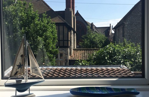 Cromer Cottage | Cromer Flint Cottage, short walk to seafront and shops, free wi-fi, dog friendly
