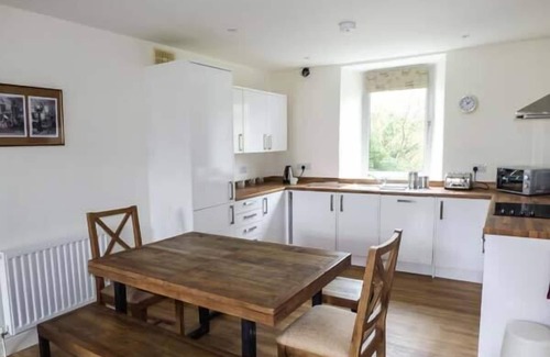 Crooklands Apartment | CROOKLANDS HOUSE 3, pet friendly, with a garden in Crooklands