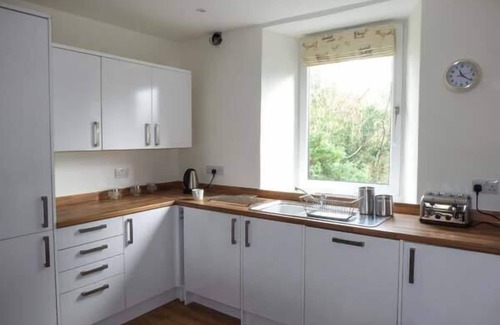 Crooklands Apartment | CROOKLANDS HOUSE 3, pet friendly, with a garden in Crooklands