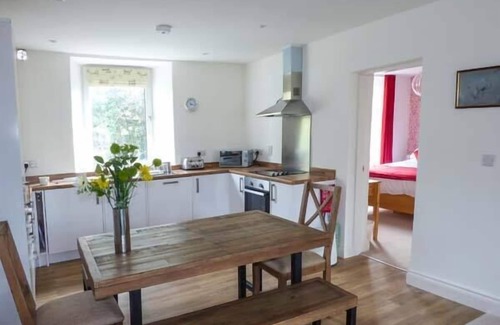 Crooklands Apartment | CROOKLANDS HOUSE 3, pet friendly, with a garden in Crooklands
