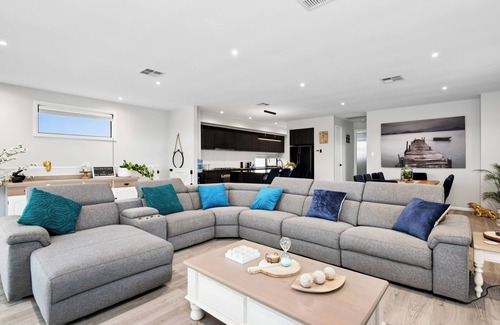 Mannum House | CROSS RIVER RETREAT, THIS SPACIOUS RIVER HOME CAN COMFORTABLY SLEEP UP TO 13