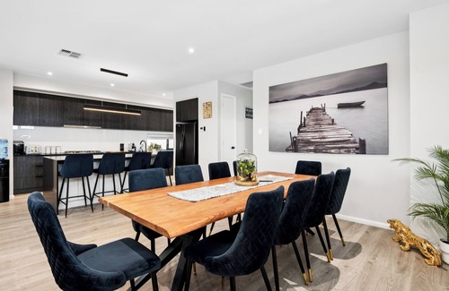 Mannum House | CROSS RIVER RETREAT, THIS SPACIOUS RIVER HOME CAN COMFORTABLY SLEEP UP TO 13