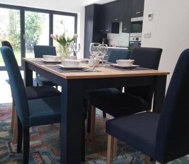 Newark House | Crossing Cottage Sleeps 6 Parking, Family & Contractors Newark