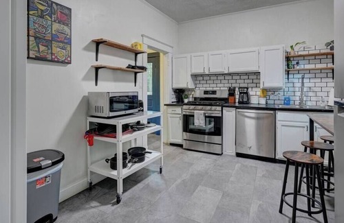 Crosstown House | 🏡Crosstown Cutie on V/E Greenline Pet Friendly🐶