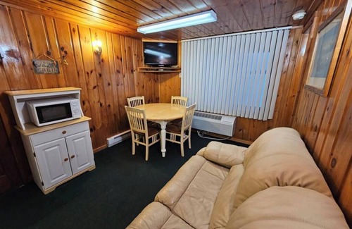 Nevis Cabin | Crow Crest Lodge Resort #4 Water Edge, Stunning Sunsets, Family Getaway