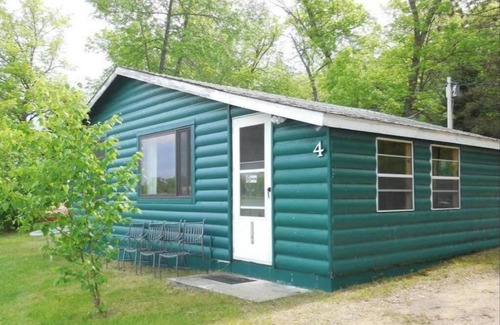 Nevis Cabin | Crow Crest Lodge Resort #4 Water Edge, Stunning Sunsets, Family Getaway