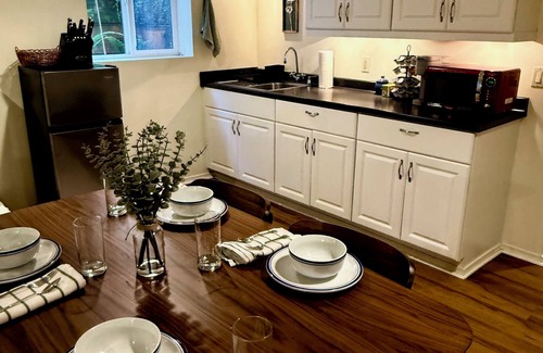 Laurelhurst House | Crow Ridge - 5min from Hollywood MAX stop. 1b/1b with private entrance and patio