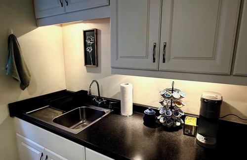Laurelhurst House | Crow Ridge - 5min from Hollywood MAX stop. 1b/1b with private entrance and patio