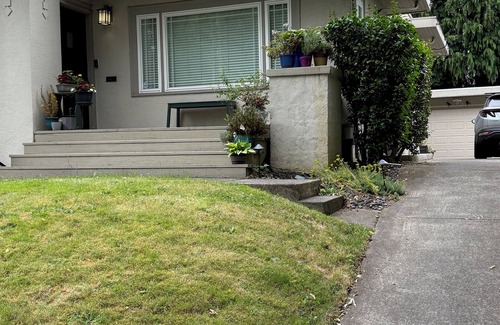 Laurelhurst House | Crow Ridge - 5min from Hollywood MAX stop. 1b/1b with private entrance and patio