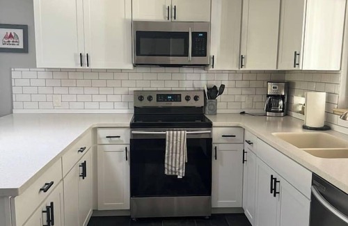 Morse Park House | Crown Hill Retreat - Hot Tub/Yard/Parking