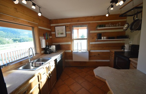 Division No. 3 Cabin | Crowsnest Riverside Cabin- 42 km from Castle Mountain Ski Resort