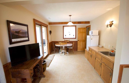 Division No. 3 Cabin | Crowsnest Riverside Cabin- 42 km from Castle Mountain Ski Resort