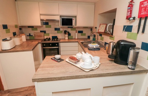 Kirkbymoorside Cottage | CRUMBLE'S COTTAGE, pet friendly, with open fire in Kirkbymoorside