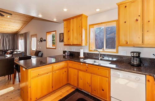 Fox Farm House | Crystal Lake Retreat by Destination Big Bear: Log Style Home! Game Table! Centrally Located in Fox Farm!