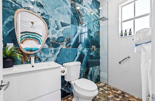 Croissant Park House | Crystal Lights & Starry Nights - close to beach, FLL, Port, Las Olas, and more!