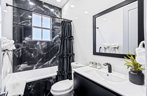 Croissant Park House | Crystal Lights & Starry Nights - close to beach, FLL, Port, Las Olas, and more!