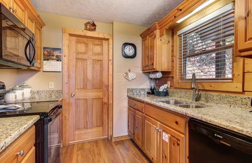 Black Bear Falls Cabin | Cub's Corner | Amazing Views, Hot Tub, Pool Access