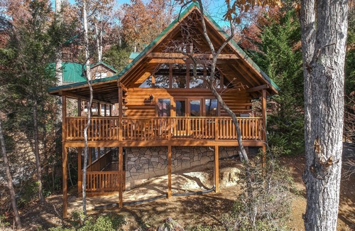 Black Bear Falls Cabin | Cub's Corner | Amazing Views, Hot Tub, Pool Access