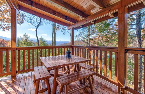 Black Bear Falls Cabin | Cub's Corner | Amazing Views, Hot Tub, Pool Access