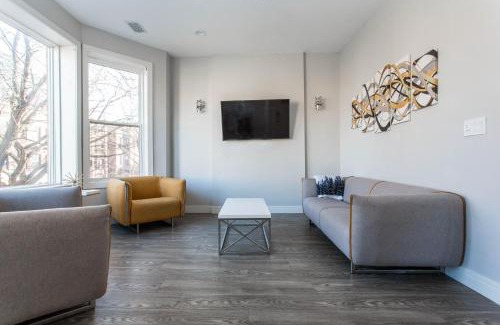 Lakeview Apartment | Cubs! Prime Location! - 1 Min Walk to Wrigley Field - 2BR Apts Perfect for Cubs Fans!