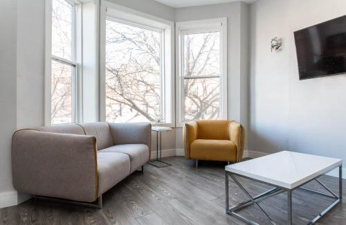 Lakeview Apartment | Cubs! Prime Location! - 1 Min Walk to Wrigley Field - 2BR Apts Perfect for Cubs Fans!
