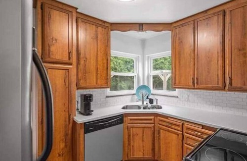 Toledo House | Cul-de-Sac Charm on River Road