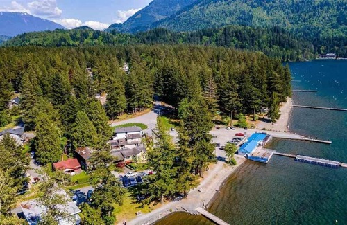 Cultus Lake Cabin | Cultus Lake Waterfront Cabin