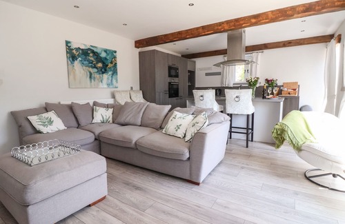 Shipley Cottage | CUNLIFFE BARN, pet friendly, with hot tub in Esholt