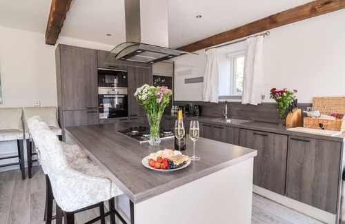 Shipley Cottage | CUNLIFFE BARN, pet friendly, with hot tub in Esholt