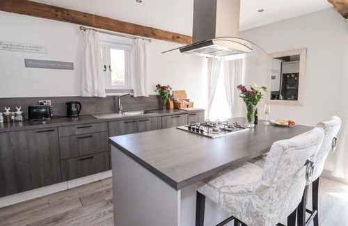 Shipley Cottage | CUNLIFFE BARN, pet friendly, with hot tub in Esholt