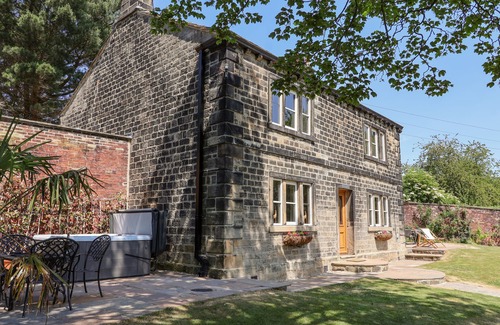 Shipley House | CUNLIFFE HOUSE, pet friendly, with hot tub in Esholt